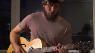 Bir gitar gitarist portresi