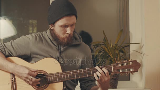 Портрет гитариста на гитаре — стоковое видео