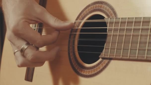 Manos del guitarrista tocando una guitarra — Vídeo de stock