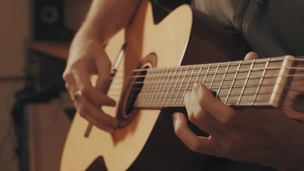 Руки гітариста, що грає на гітарі — стокове відео