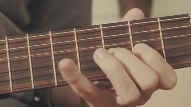 Τα χέρια του κιθαρίστα που παίζει μια κιθάρα — Αρχείο Βίντεο