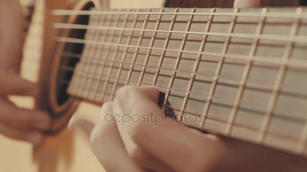 Руки гитариста играют на гитаре — стоковое видео