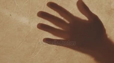 El davul çalmaya müzisyen trought davul vurdu.