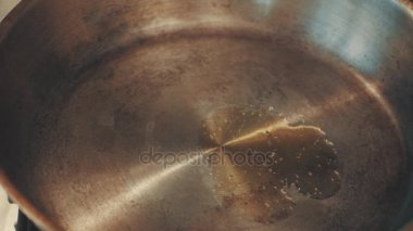 Biri bir tavada yağ boşaltma, sonra orada koyarak en son yumurta ve sosis