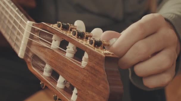 Guitarists hands tuning guitar — Stock Video