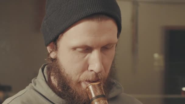 Portret van muzikant speelt de fluit — Stockvideo