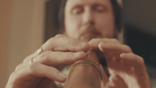 Портрет и руки музыканта играют на флейте — стоковое видео