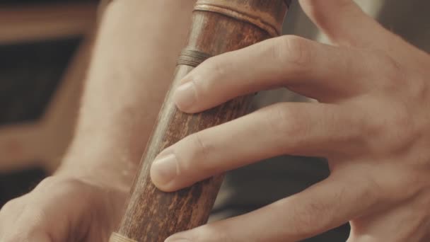 Руки музыканта играют на флейте — стоковое видео