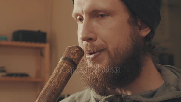 Portret van muzikant speelt de fluit — Stockvideo