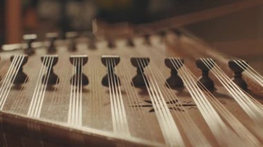 Birisi etnik müzik aleti - santur çalıyor