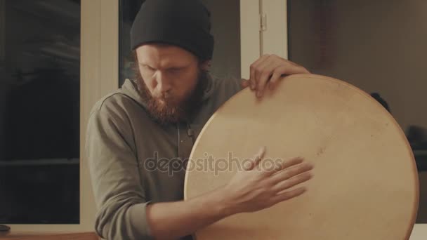 Portret van muzikant speelt een frame drum — Stockvideo
