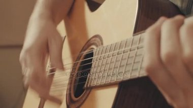 Elinde bir gitar gitarist