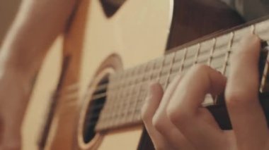 Elinde bir gitar gitarist