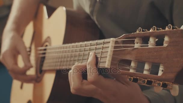 Manos del guitarrista tocando una guitarra — Vídeo de stock