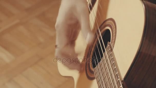 Manos del guitarrista tocando una guitarra — Vídeo de stock