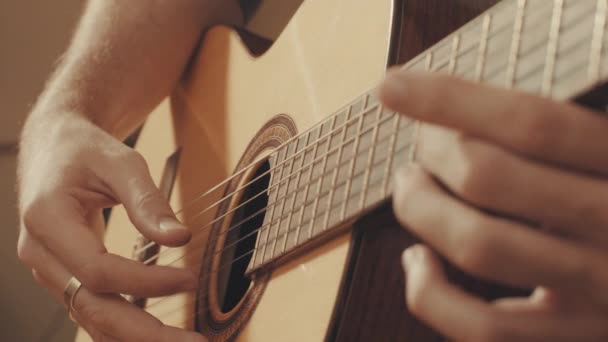 Hände eines Gitarristen, der eine Gitarre spielt — Stockvideo