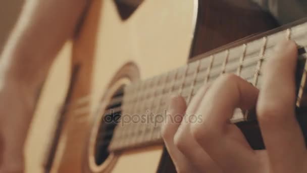 Manos del guitarrista tocando una guitarra — Vídeos de Stock