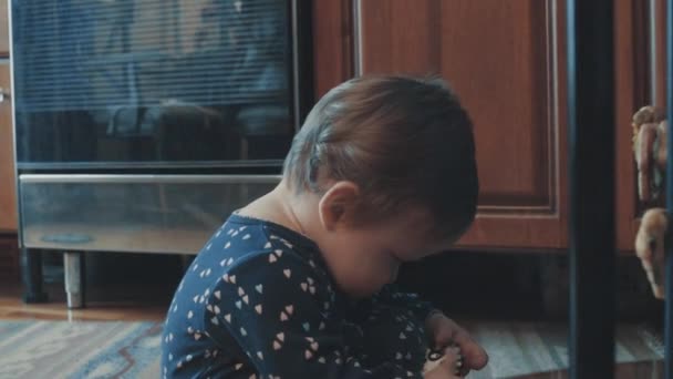 Pequeño bebé jugando en el suelo — Vídeos de Stock