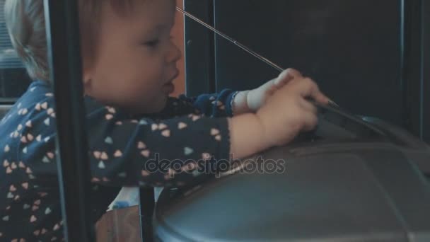 Pequeno bebê brincando com gravador de cassetes — Vídeo de Stock