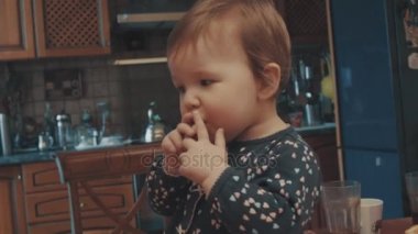 Masada oturan ve bisküvi yemek küçük bebek