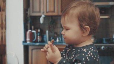 Masada oturan ve bisküvi yemek küçük bebek