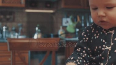 Masada oturan ve bisküvi yemek küçük bebek