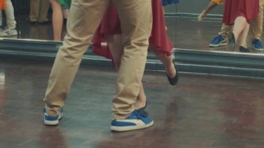 İnsanlar dans salonunda dans bacaklar. Dans adımları