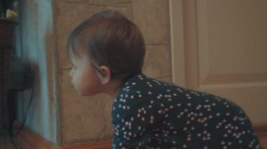 Yerde sürünen küçük bebek