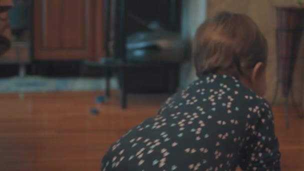 Pequeño bebé arrastrándose en el suelo — Vídeos de Stock