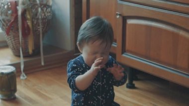 Biri Trabzon hurması ve küçük bebek ağlaması götürüp