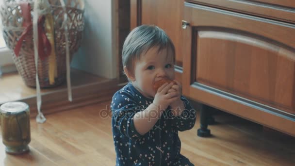 Маленький ребенок ест хурму — стоковое видео
