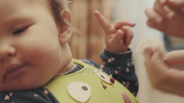 Alguien limpiando la boca del bebé después de alimentarse — Vídeos de Stock