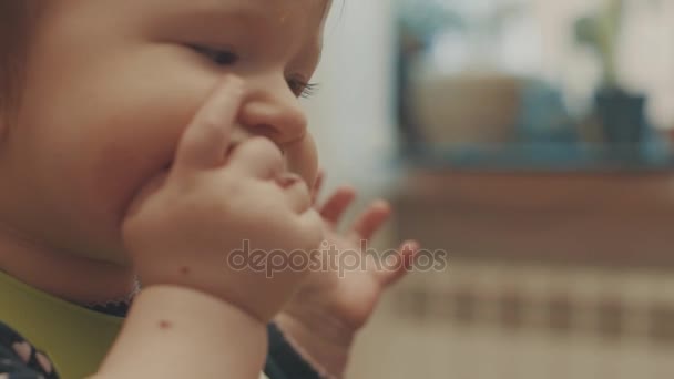 Kleines Baby isst Tomate, dann saures Puckern — Stockvideo