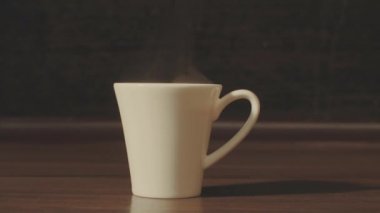 Masada sıcak içecek ile beyaz fincan