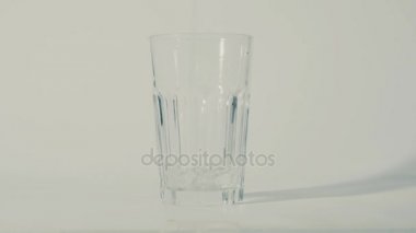 Bir bardağa su dök.