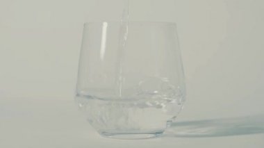 Bir bardağa su dök.