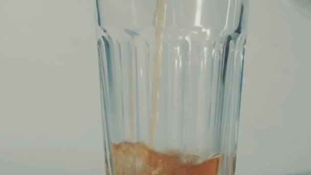 verser le thé dans le verre 