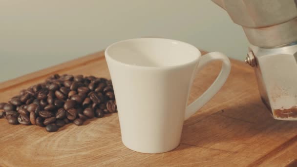 Verser le café dans une tasse blanche du geyser de café — Video