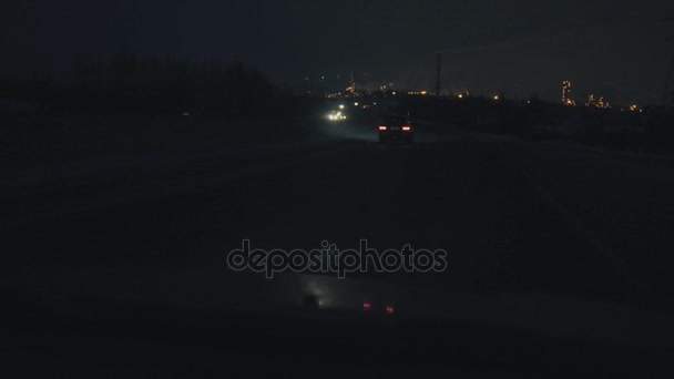 A conduzir na estrada nocturna de Inverno. Vista através de pára-brisas motoristas . — Vídeo de Stock