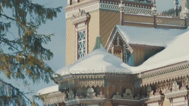 Piękny tradycyjny pokrytych śniegiem rosyjski domek - terem w lesie. — Wideo stockowe