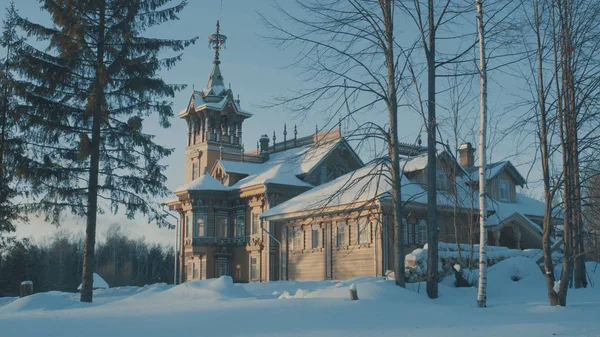 Güzel geleneksel karla kaplı Rus yazlık - terem bir ormanda.