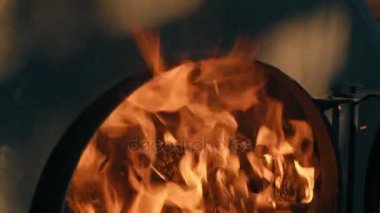 Ahşap soba yakma. Alev ocağın dışına geliyor