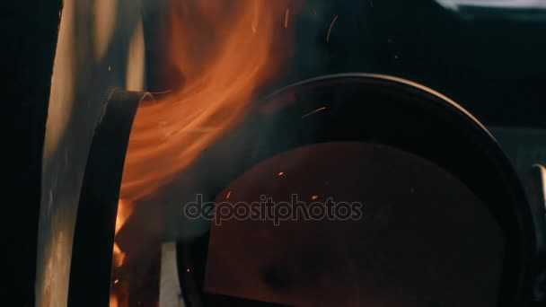 Leña ardiendo en la estufa. La llama sale de la estufa — Vídeos de Stock