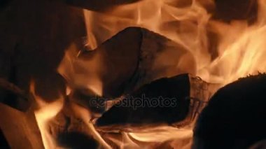 Ahşap soba yakma. Yangın yakın çekim