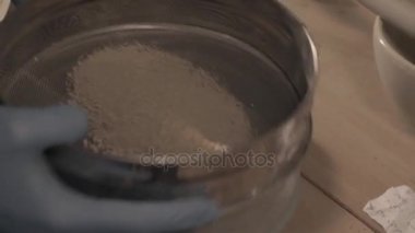 Bilim adamı araştırma için hazırlıklar hazırlanıyor.