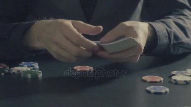 Poker oyunu. Adamın elleri shuffing kartları