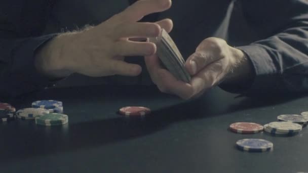 Permainan Poker. Tangan Mans shuffing kartu — Stok Video