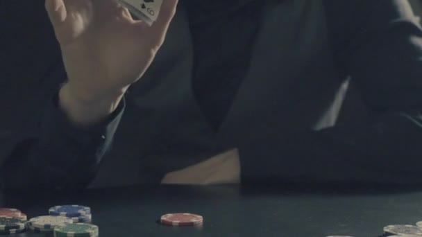 Mans mãos mostrando truques com cartas de jogar — Vídeo de Stock