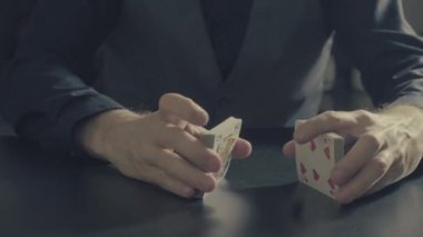 Poker oyunu. Adamın elleri shuffing kartları