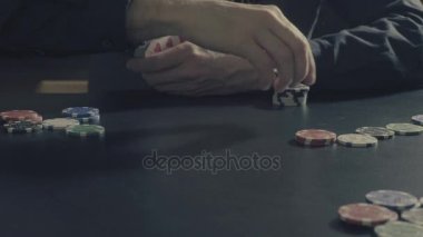 Poker oyunu. Eller kartları ve cips ilgili mans